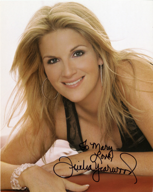 TRISHA YEARWOOD AUTOGRAPH on PORTRAIT PHOTOGRAPH
