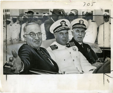 NEWS PHOTO: HARRY S TRUMAN & NAVAL OFFICERS (1951)