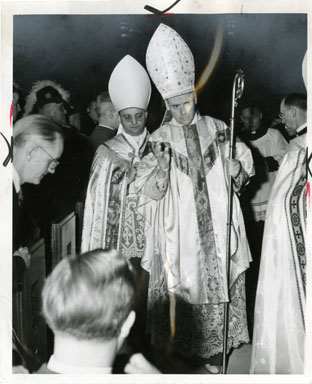 AP NEWS PHOTO: ALLEN BABCOCK NEW BISHOP OFFERS BLESSING