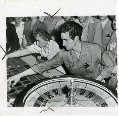 NEWS PHOTO: GAMBLING: ALBERT HIBBS/ROULETTE TABLE 1948