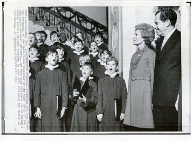 NEWS PHOTO: PRES. AND PAT NIXON WITH BOY'S CHOIR (1969)