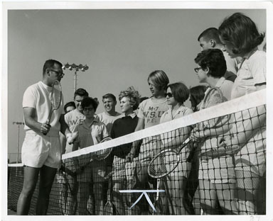 NEWS PHOTO: WAYNE STATE UNIVERSITY TENNIS CLASS (1968)