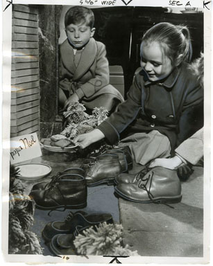 CHRISTMAS NEWSPAPER PHOTO - FRENCH CHILDREN (1952)