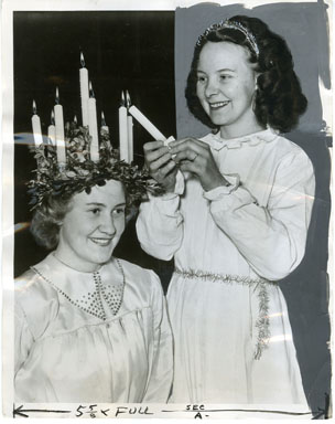 CHRISTMAS NEWSPAPER PHOTO - SWEDISH QUEEN OF LIGHT 1952