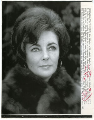ELIZABETH TAYLOR - VINTAGE PUBLICITY STILL (1972)