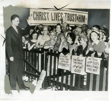 NEWS PHOTO: BILLY GRAHAM ON QUEEN MARY - VINTAGE STILL